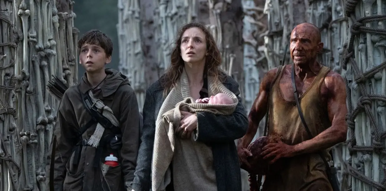 Alfie Williams, Jodie Comer, and Ralph Fiennes play an unlikely trio in a zombie-infested world.