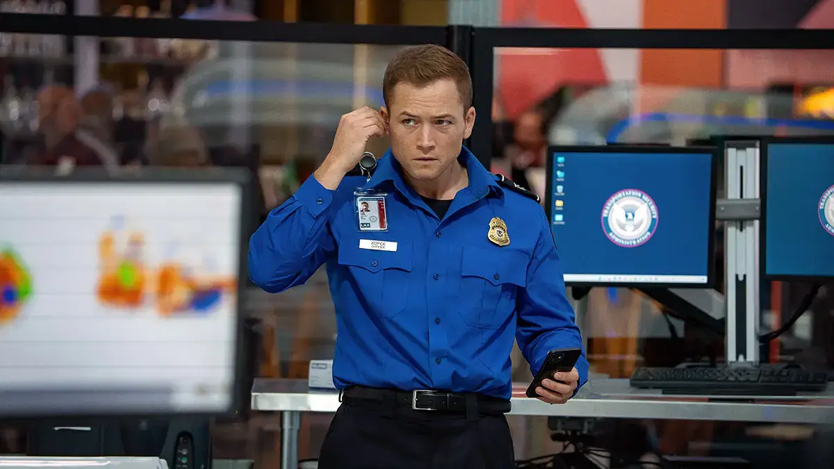 A TSA agent is blackmailed to pass a carry on luggage through security.