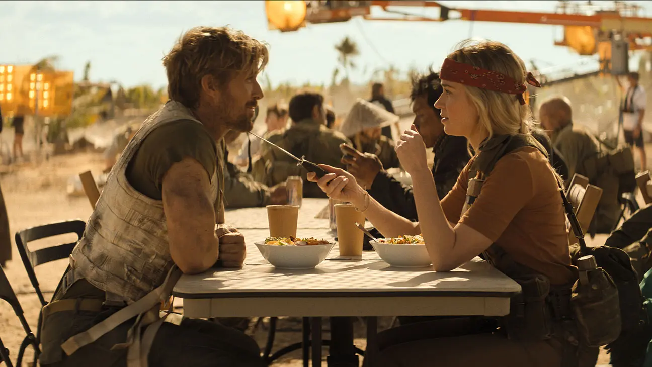 Colt Seavers (Ryan Gosling) and Jodie (Emily Blunt) eat lunch on a film set.