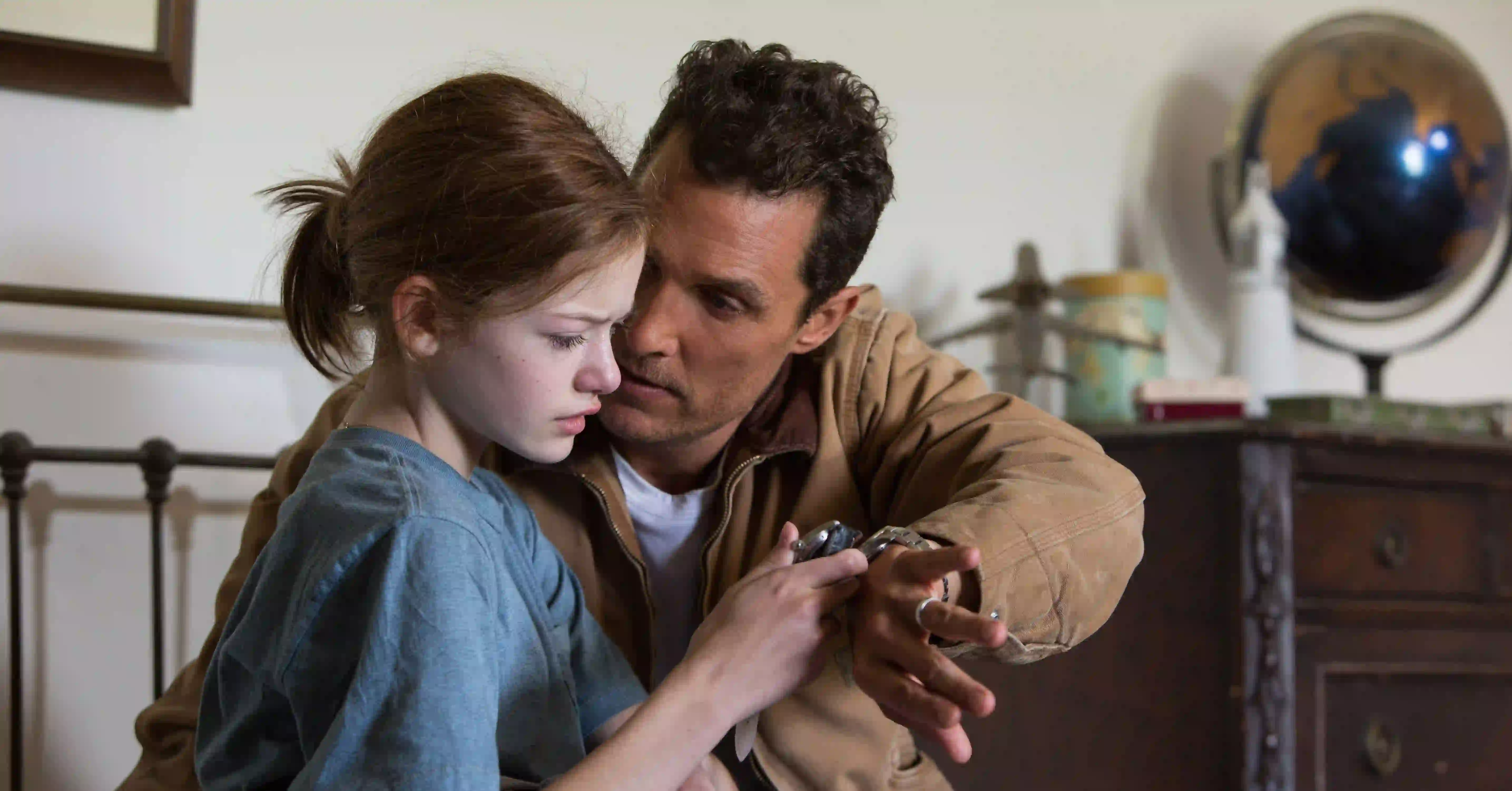 Cooper (Matthew McConaughey) and Murph (Mackenzie Foy) talk about a hand watch.