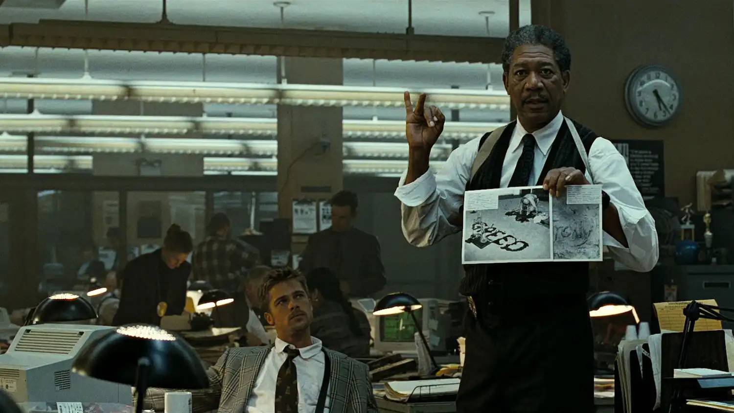 Actors Morgan Freeman and Brad Pitt are detectives in an unidentifed city.